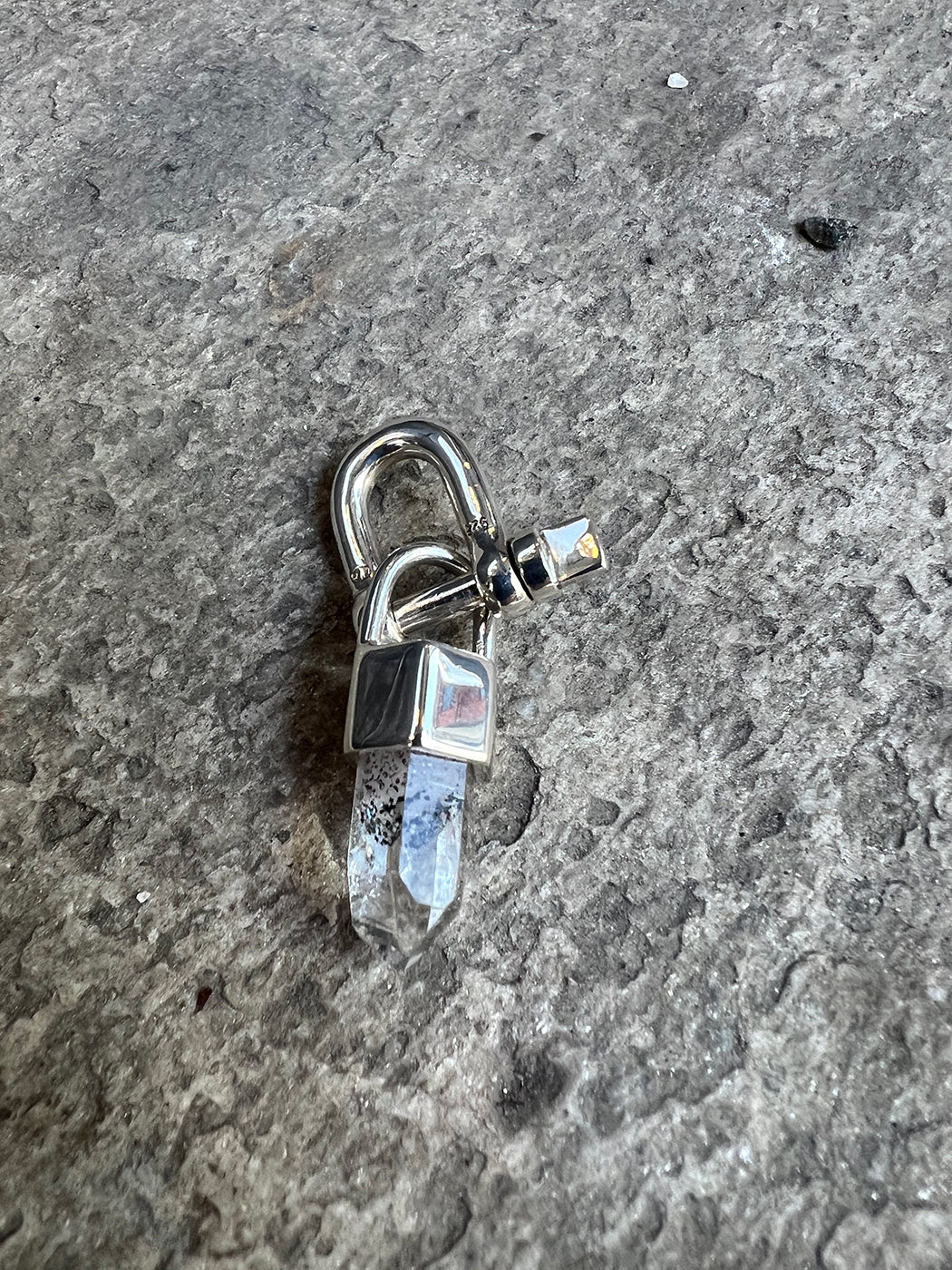 Mini U bolt + mini talisman hermatite quartz earring
